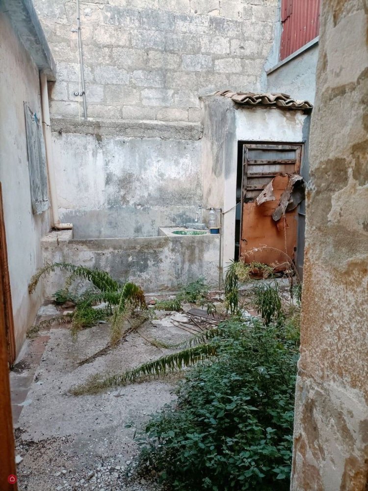 4 rooms House in Floridia, Italy No. 170345