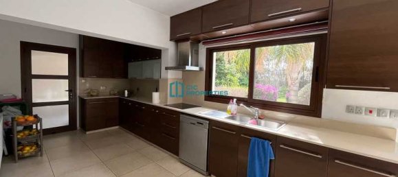 Коммерческая недвижимость с 4 спальнями в Ларнака, Кипр № 80858 5