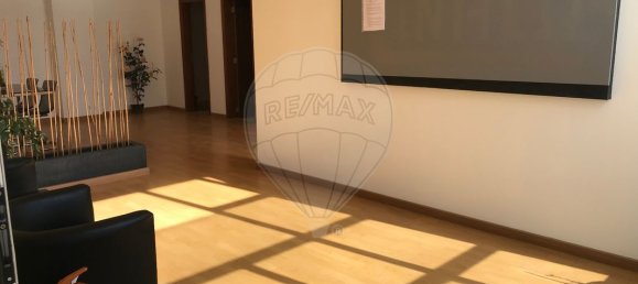 57m² Commercial property in Casal de Cambra, Portugal No. 93152 2