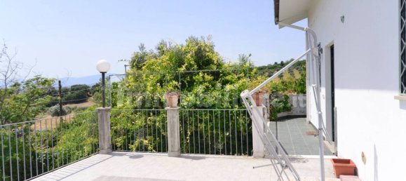 Вилла с 3 спальнями в Спольторе, Италия № 259328 7