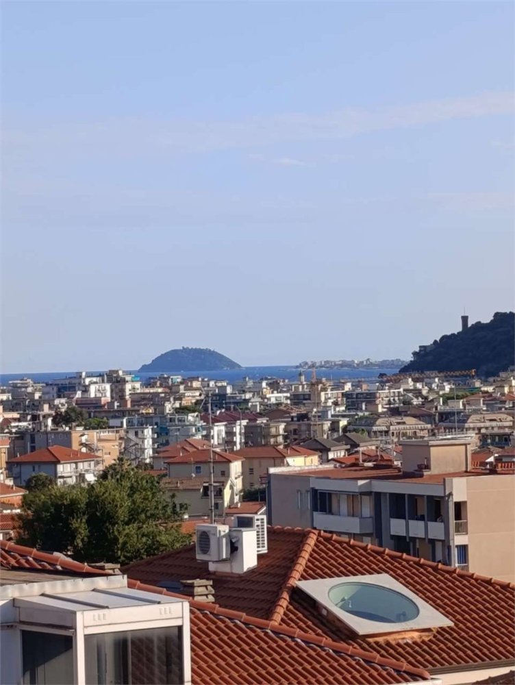 Квартира с 2 комнатами в Лоано, Италия № 291988