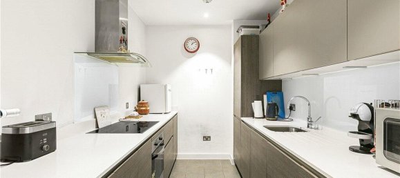 2 bedrooms Apartment in Surrey, United Kingdom No. 8595 4