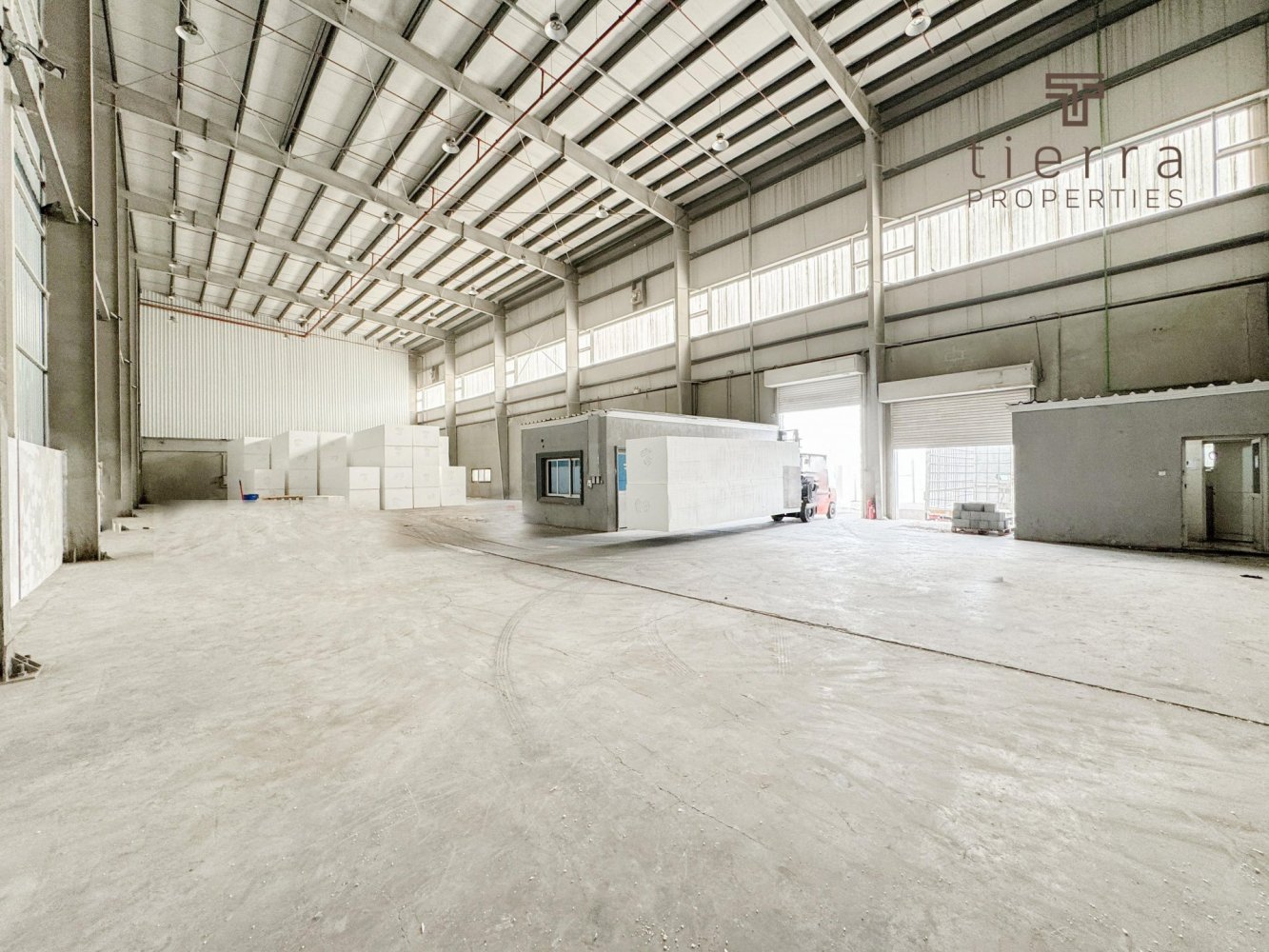 919.7m² Warehouse in Dubai, UAE No. 56902