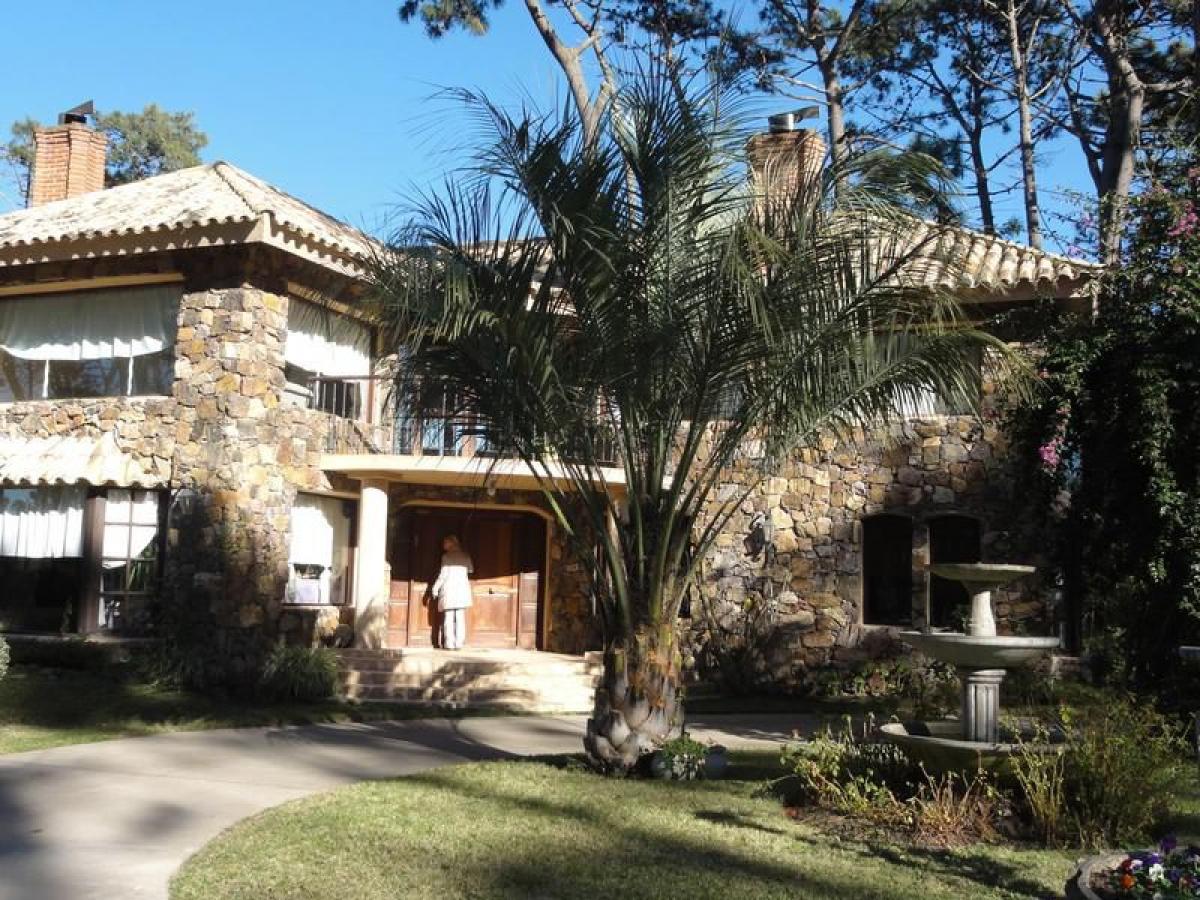Casa de 4 dormitorios en Maldonado, Uruguay No. 11149
