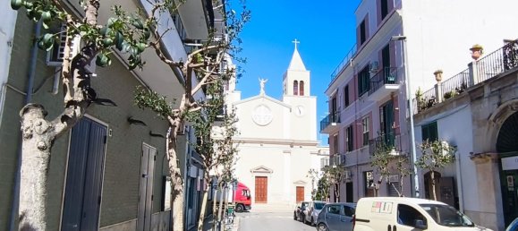 Квартира с 2 комнатами в Бари, Италия № 32720 3