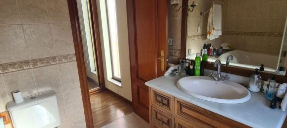 5 bedrooms House in Villamayor, Spain No. 153314 10