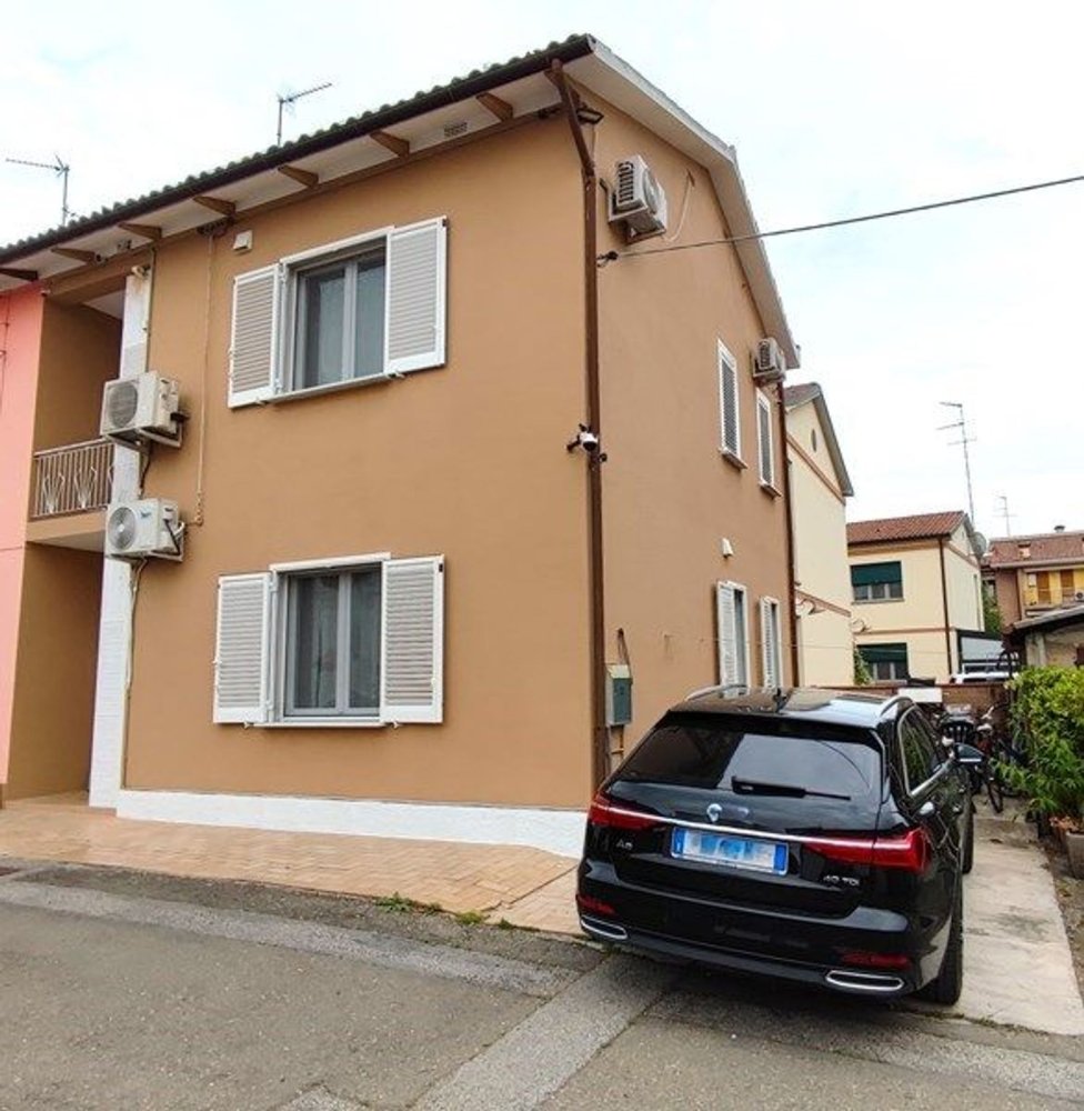 Casa de 4 habitaciónes en Bondeno, Italy No. 91239