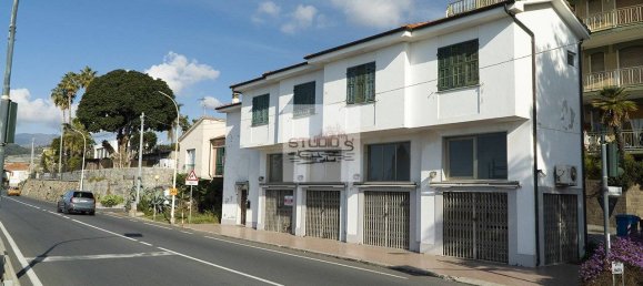 Propiedad comercial de 2 habitaciónes en Santo Stefano al Mare, Italy No. 133853 4