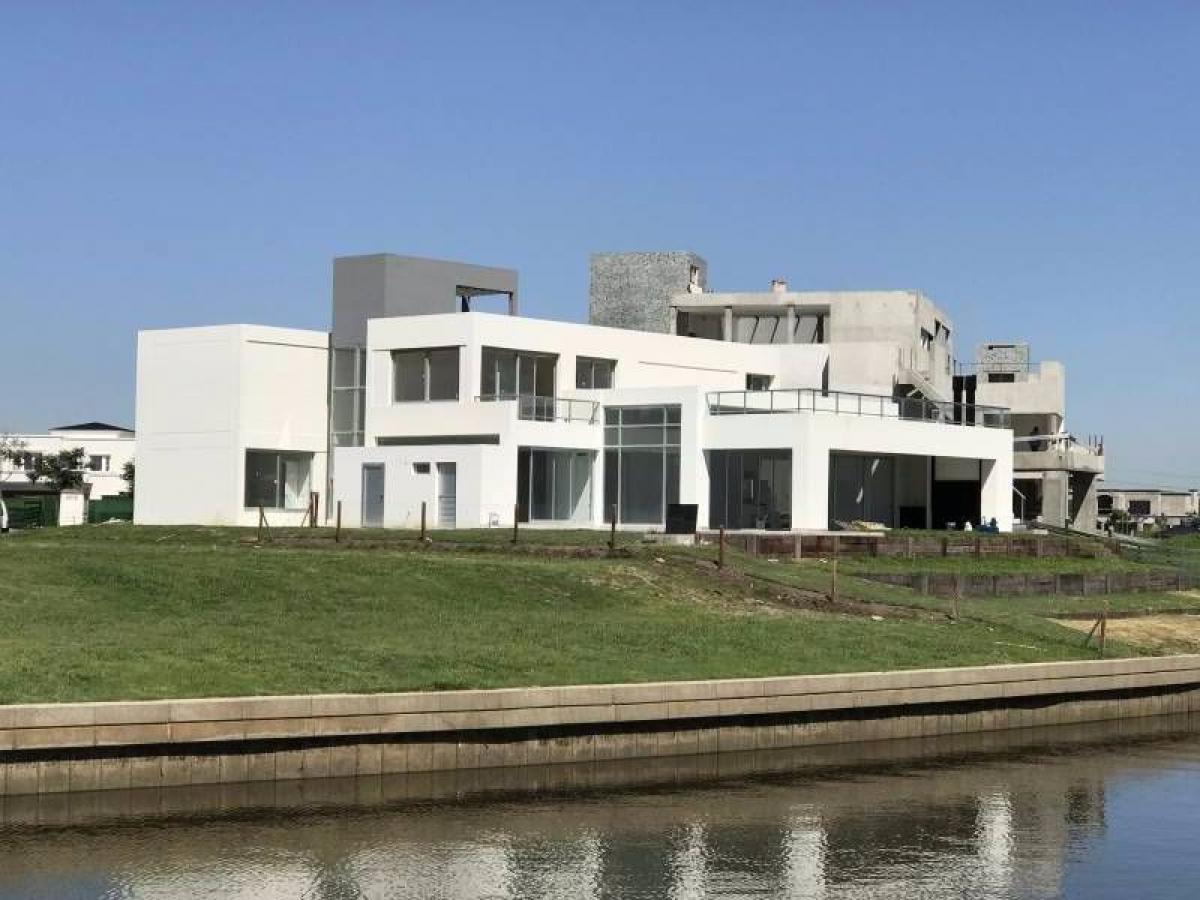 4 bedrooms House in Tigre, Argentina No. 52492