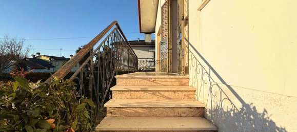 8 rooms House in San Michele al Tagliamento, Italy No. 220507 2