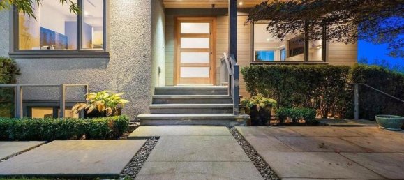 5 bedrooms House in British Columbia, Canada No. 204 5