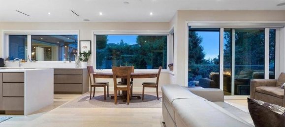 5 bedrooms House in British Columbia, Canada No. 204 12