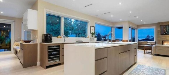 5 bedrooms House in British Columbia, Canada No. 204 2