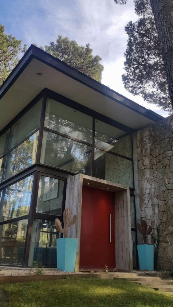 5 bedrooms House in Mar del Plata, Argentina No. 101338