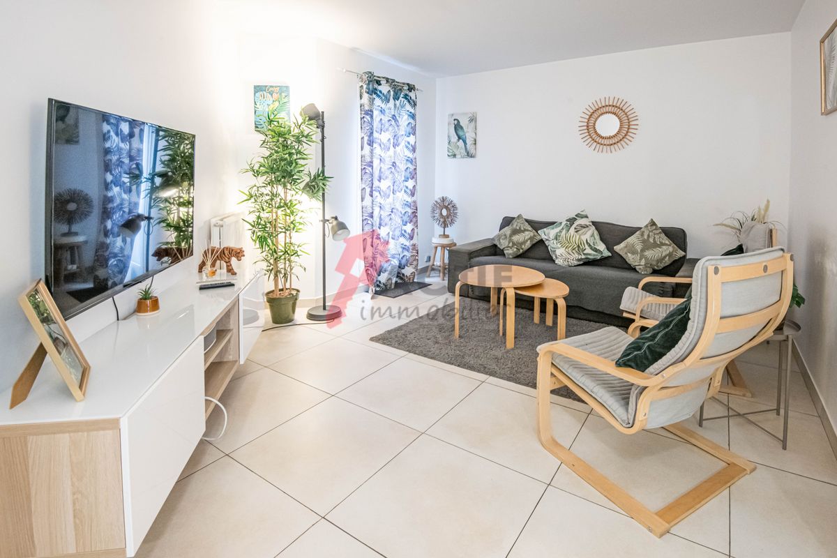 5 bedrooms Apartment in Essonne, France No. 161617