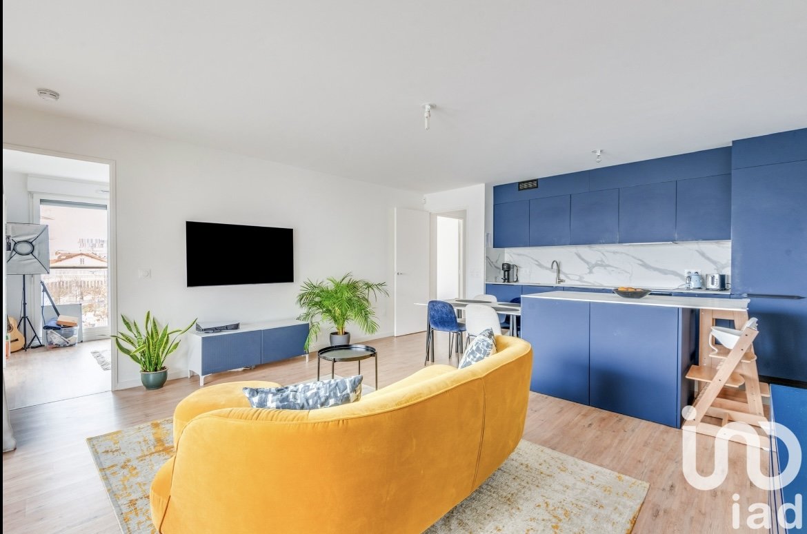 3 bedrooms Apartment in Pantin, France No. 144552