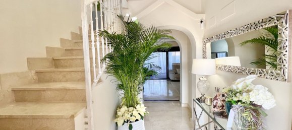 3 bedrooms Townhouse in Estepona, Spain No. 137699 2