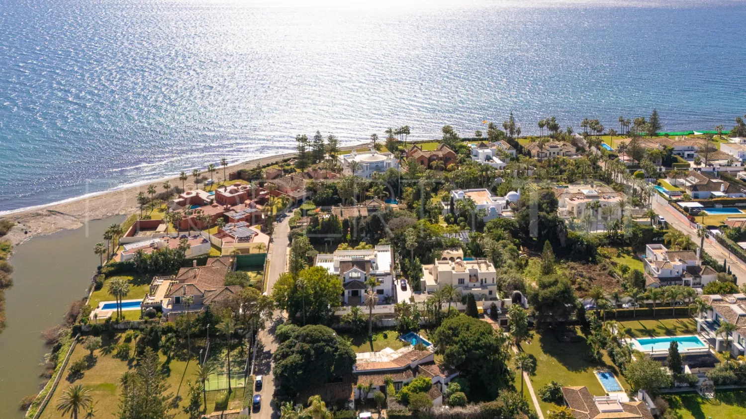 Villa de 4 dormitorios en Estepona, Spain No. 187716