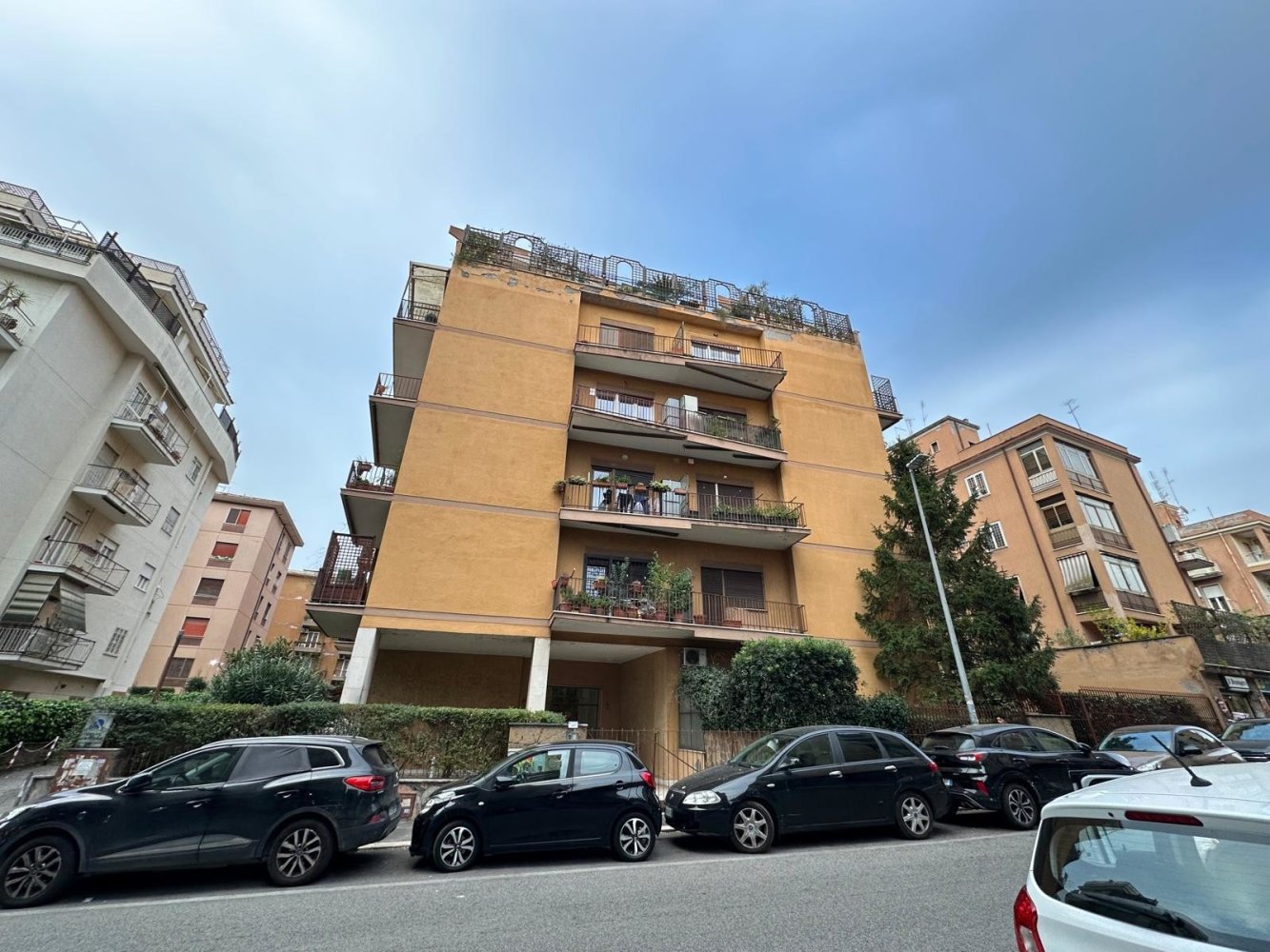 7 rooms Apartment in Rome, Italy No. 166110