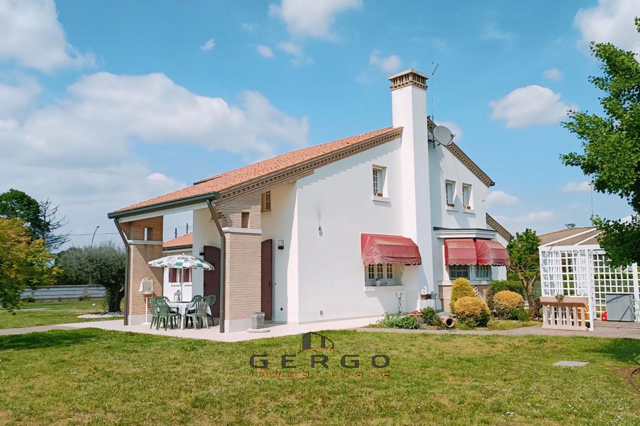 7 rooms Villa in Paese, Italy No. 132497