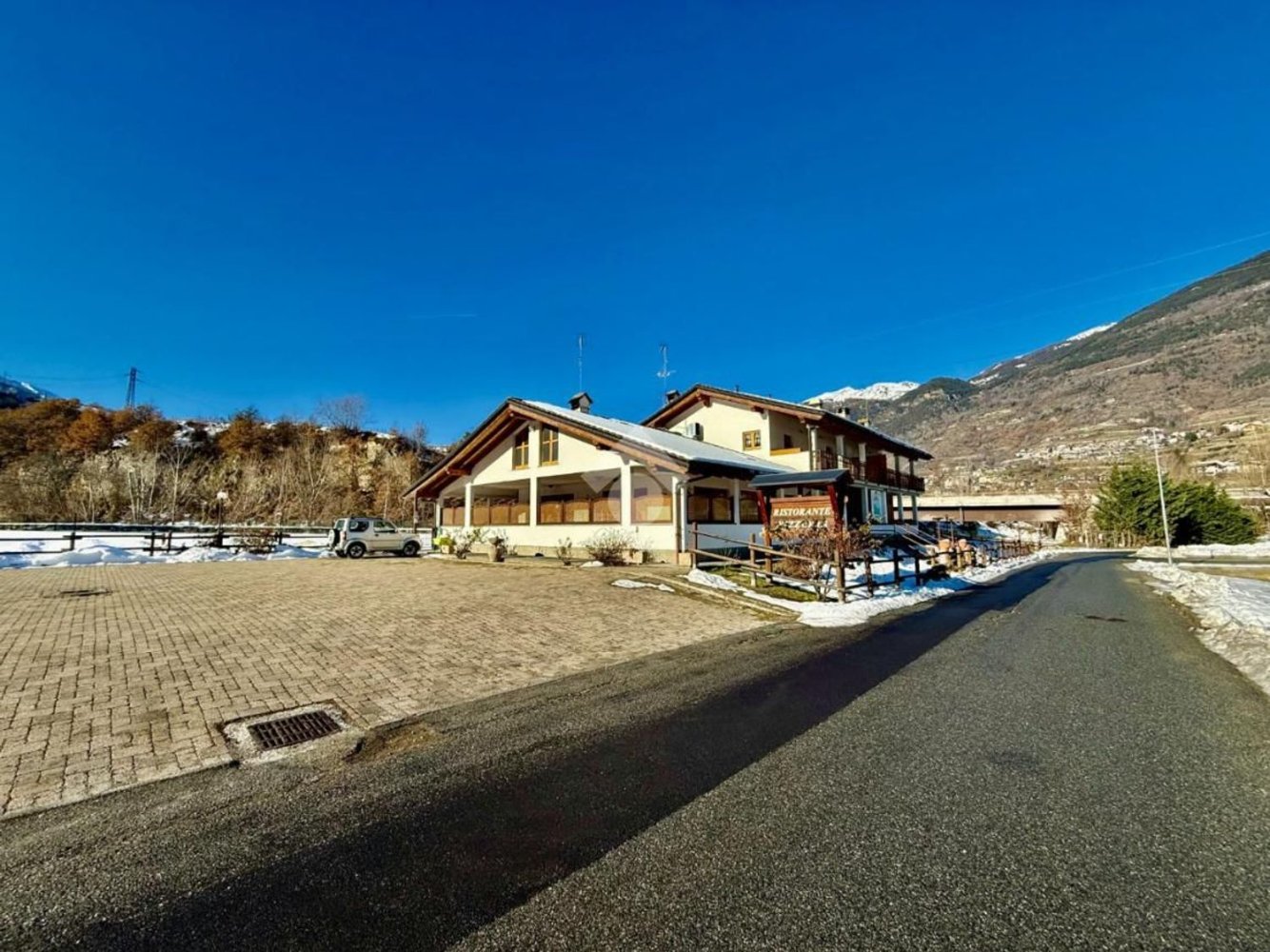 Propriété commerciale à Aymavilles, Italy 1070m² No. 394363