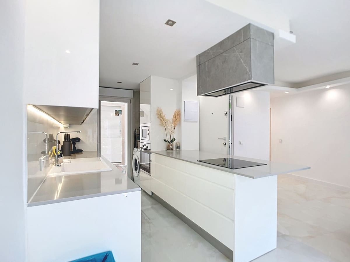 Apartamento de 3 dormitorios en Estepona, Spain No. 147198