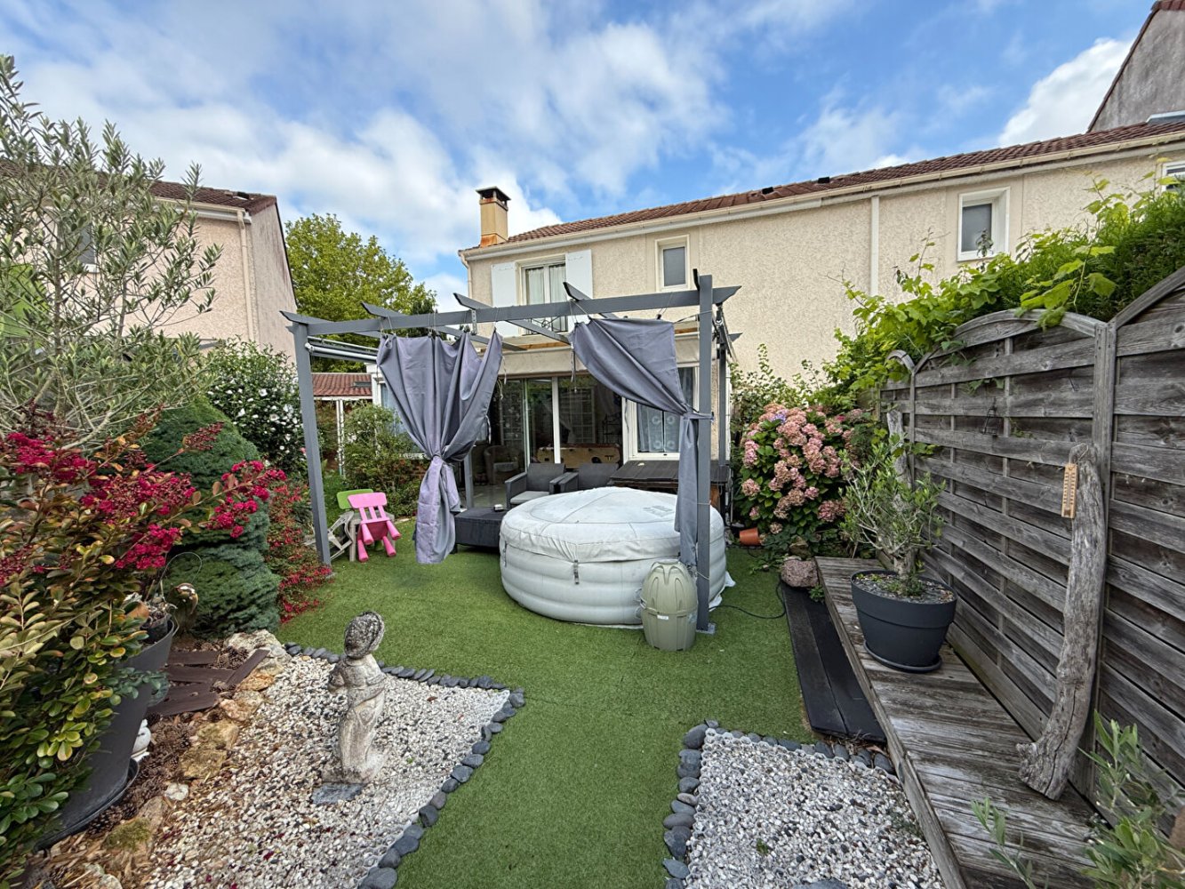 5 rooms House in Elancourt, France No. 282778