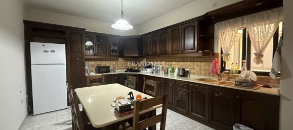 4 bedrooms Maisonette in Birzebbuga, Malta No. 8155 3