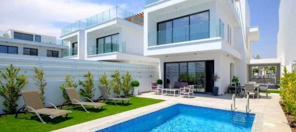 4 bedrooms Commercial property in Larnaca, Cyprus No. 19054 3