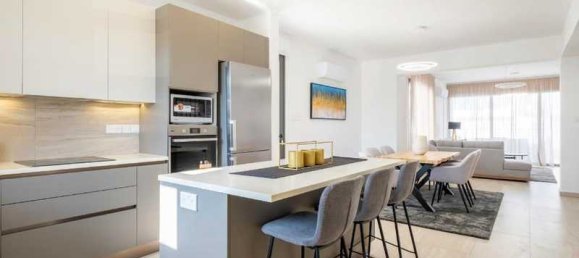 4 bedrooms Commercial property in Larnaca, Cyprus No. 19054 10