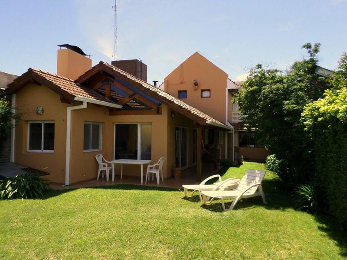 3 bedrooms House in Mar del Plata, Argentina No. 102747