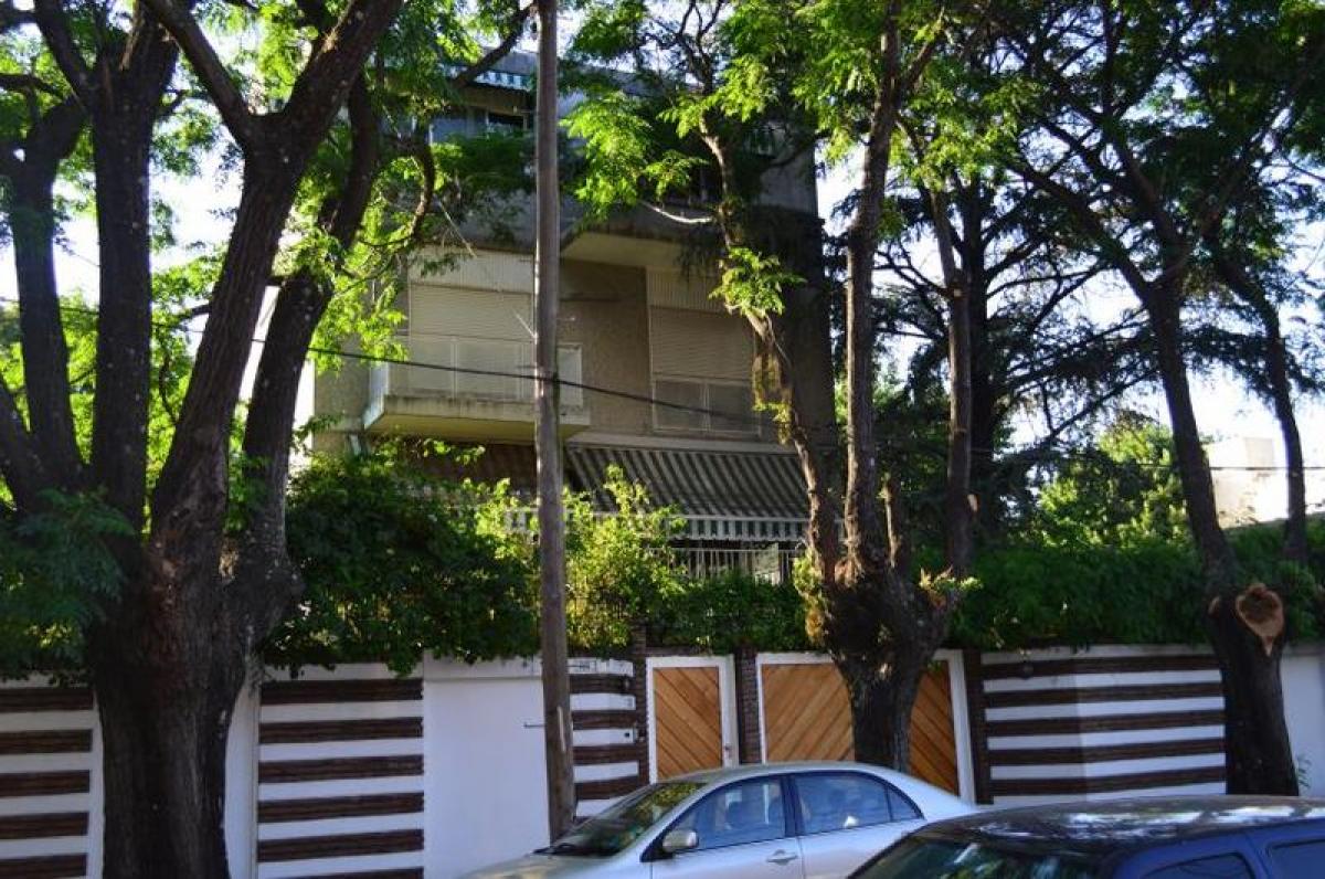 Casa de 6 dormitorios en General San Martín, Argentina No. 10019