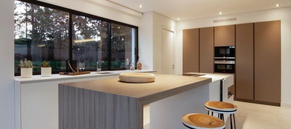 4 bedrooms Villa in Estepona, Spain No. 4653 5