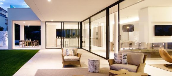 4 bedrooms Villa in Estepona, Spain No. 4653 2