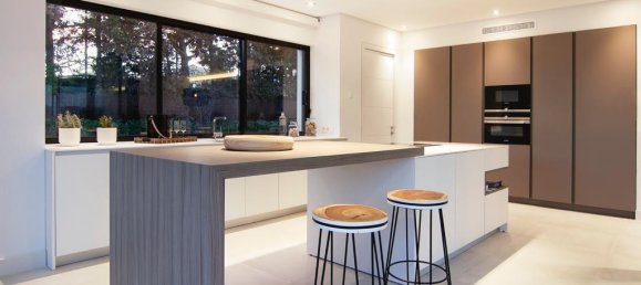 4 bedrooms Villa in Estepona, Spain No. 4653 4