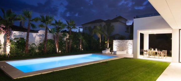 4 bedrooms Villa in Estepona, Spain No. 4653 11