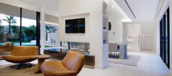 4 bedrooms Villa in Estepona, Spain No. 4653 6