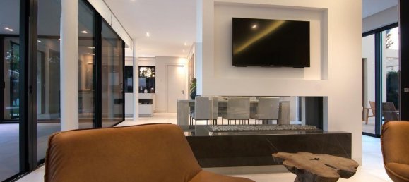 4 bedrooms Villa in Estepona, Spain No. 4653 8