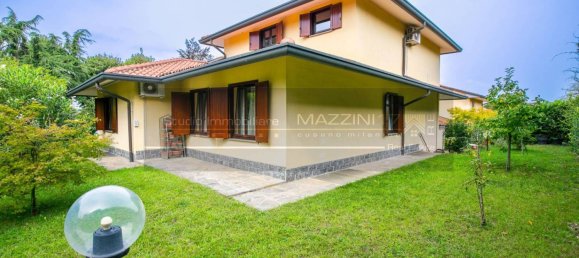 4 bedrooms Villa in Besana in Brianza, Italy No. 372573 13