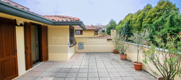 4 bedrooms Villa in Besana in Brianza, Italy No. 372573 3