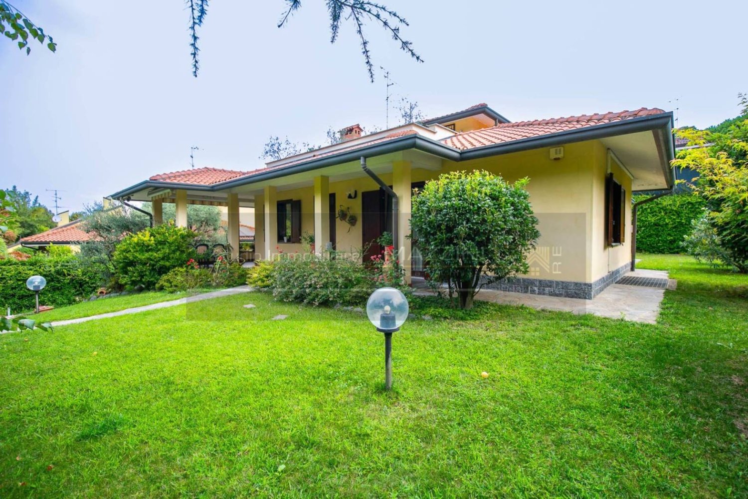 4 bedrooms Villa in Besana in Brianza, Italy No. 372573