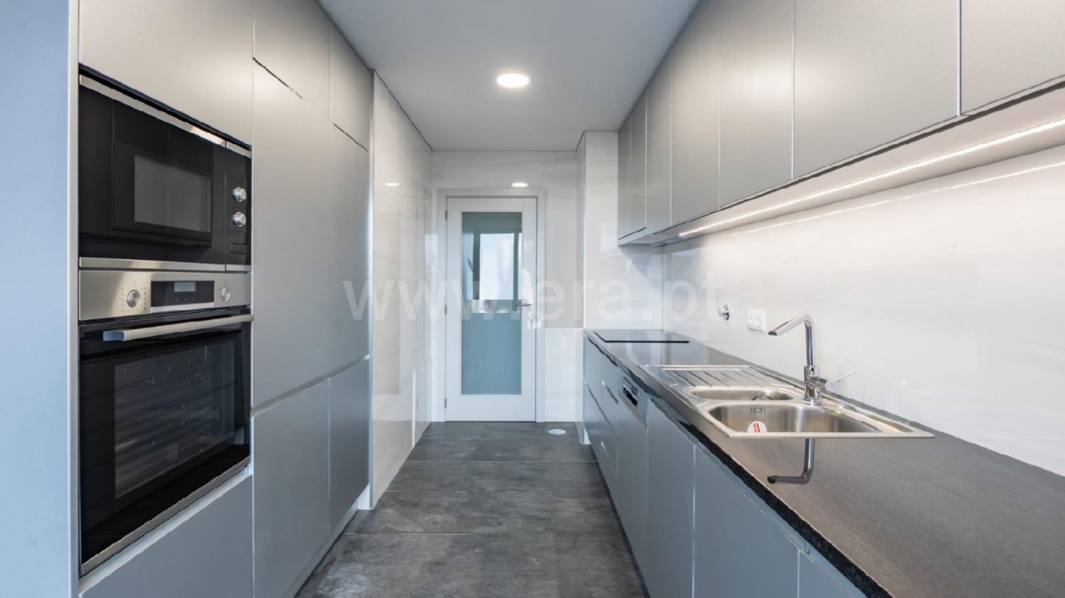 3 bedrooms Apartment in Porto, Portugal No. 105736