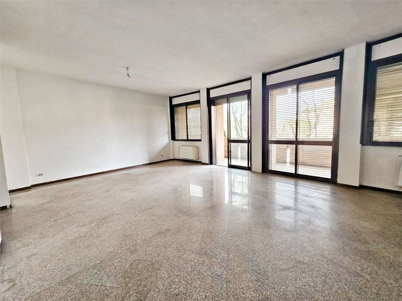 5 rooms Apartment in Novara, Italy No. 79858