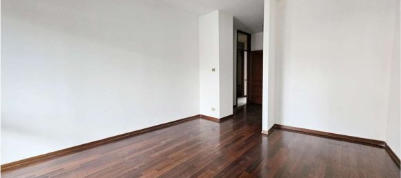 5 rooms Apartment in Novara, Italy No. 79858 4