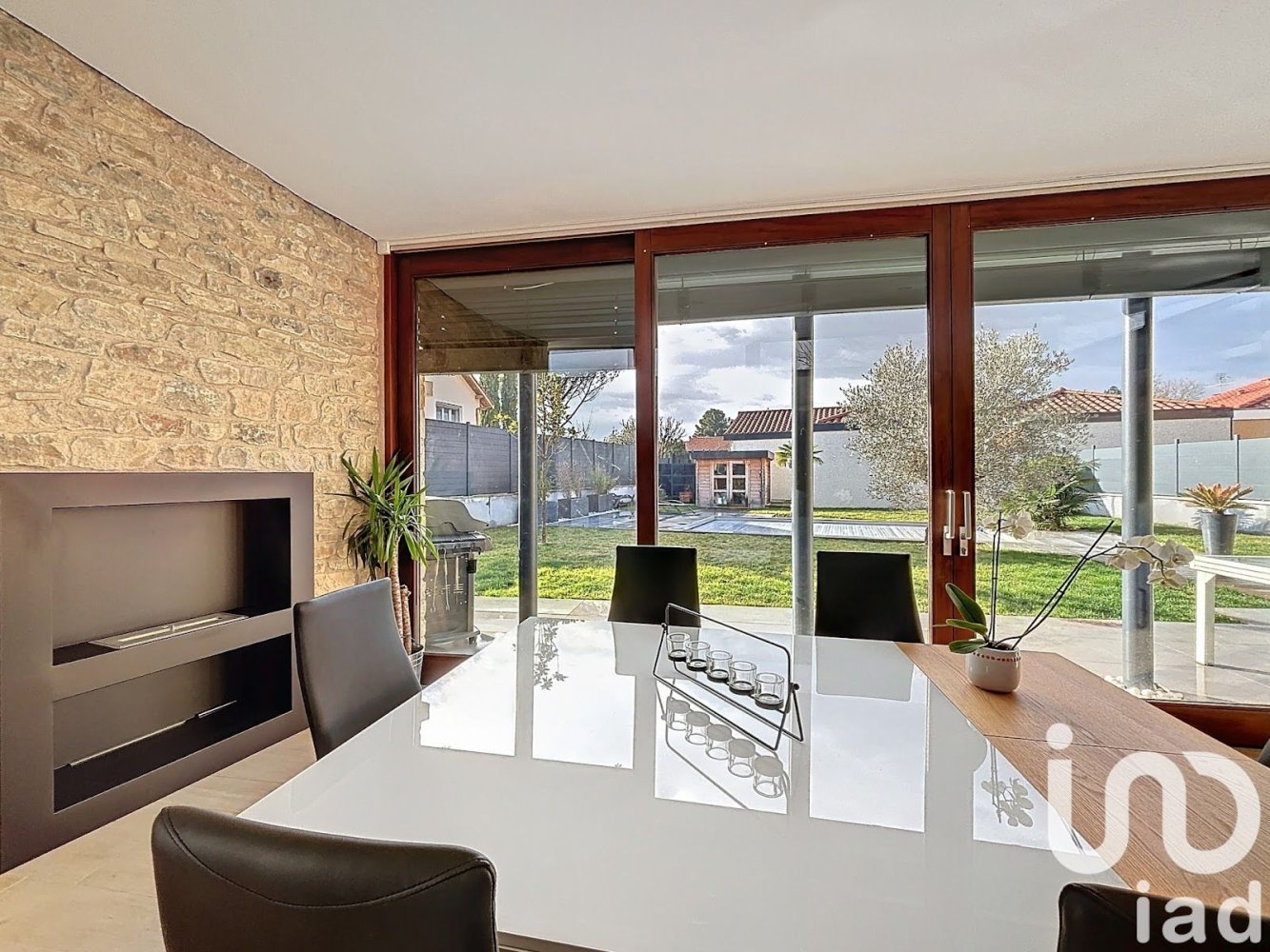 2 bedrooms House in Anse, France No. 207301