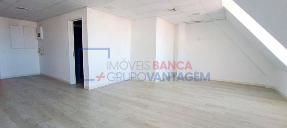 44m² Office in Lisbon, Portugal No. 94103 2
