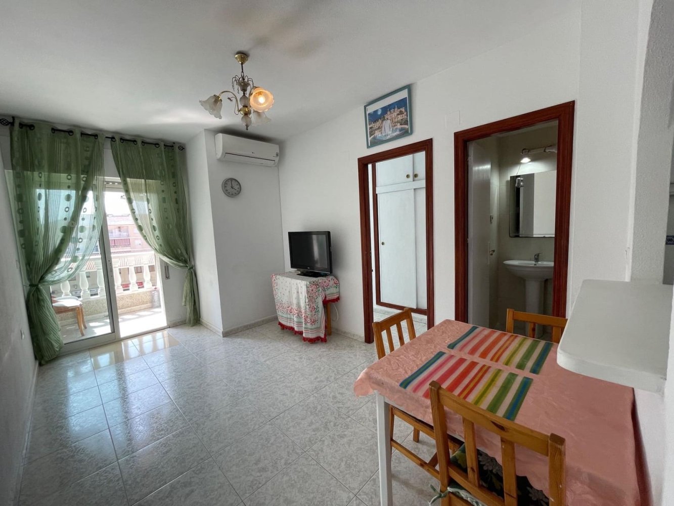 Apartamento de 2 dormitorios en Torrevieja, Spain No. 243149