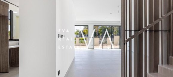 4 bedrooms Villa in Dubai, UAE No. 102881 2