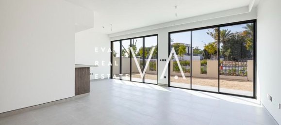 4 bedrooms Villa in Dubai, UAE No. 102881 4