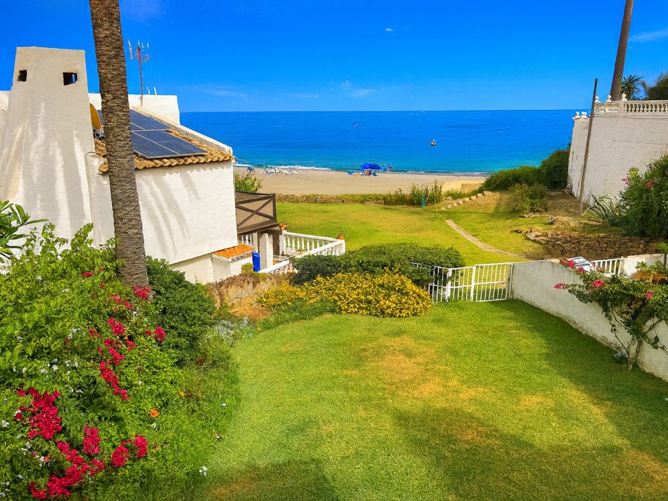5 bedrooms Villa in Estepona, Spain No. 257117